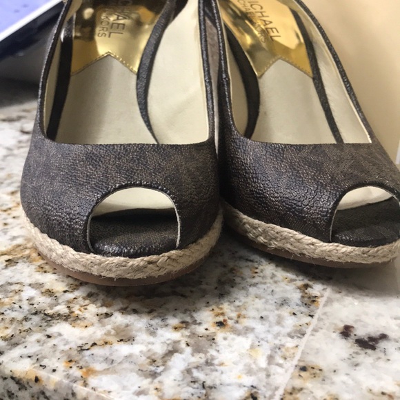 ❣️SALE❣️Michael Kors signature wedges - Picture 5 of 8